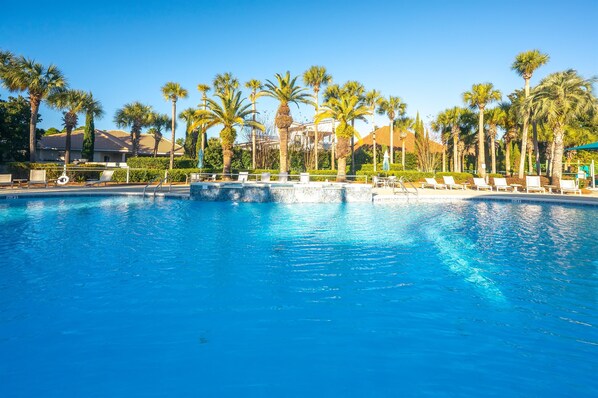 A heated pool - Dog friendly ~ FREE golf cart & bikes ~ Gulf views ~ Club pool, pickle ball ++ (Destin)