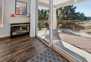 Interior - Dog friendly ~ FREE golf cart & bikes ~ Gulf views ~ Club pool, pickle ball ++ (Destin)