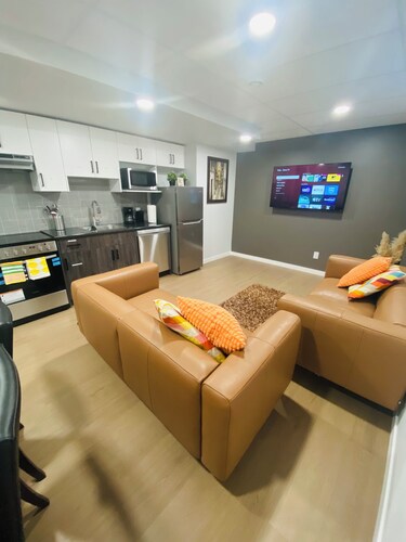 Cozy 1BR | High Ceilings Basement + Private Entrance - close to amenities