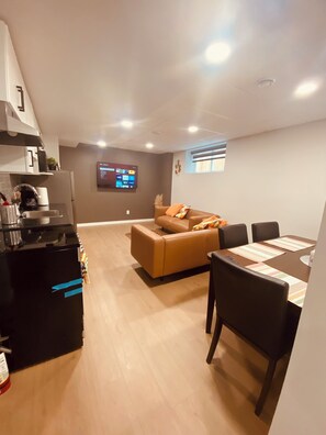 Smart TV - Cozy 2BR | High Ceilings Basement + Private Entrance - close to amenities (Winnipeg)