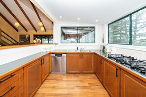 Maison, vue partielle sur l'océan | Cuisine privée | Grand réfrigérateur, micro-ondes, four, plaque de cuisson