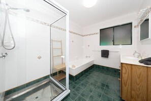 Maison, vue partielle sur l'océan | Salle de bain | Baignoire et douche séparées, articles de toilette gratuits