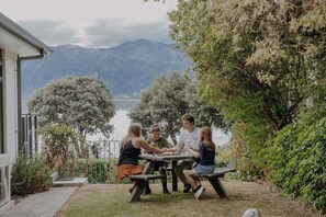 Outdoor dining - Mountain Views | Beachfront | Central - KK86200 (Kaikōura)