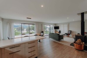 Interior - Mountain Views | Beachfront | Central - KK86200 (Kaikōura)