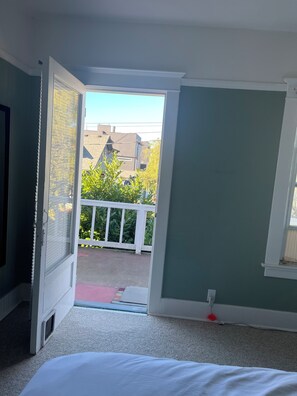 Internet, bed sheets - Walkable Ballard 6-bed+3 bath, laundry and 2 kitchens, parking. 6 mi Lumen Field (Seattle)