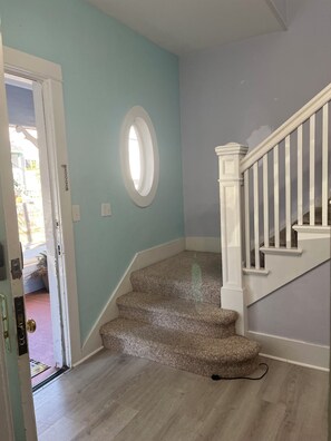 Interior - Walkable Ballard 6-bed+3 bath, laundry and 2 kitchens, parking. 6 mi Lumen Field (Seattle)