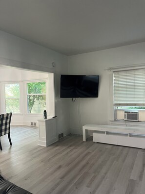 Interior - Walkable Ballard 6-bed+3 bath, laundry and 2 kitchens, parking. 6 mi Lumen Field (Seattle)