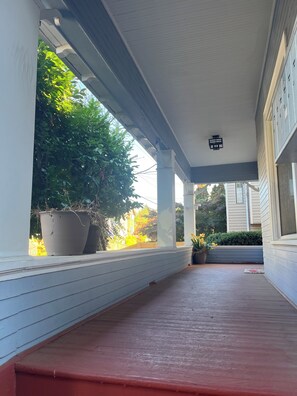 Property grounds - Walkable Ballard 6-bed+3 bath, laundry and 2 kitchens, parking. 6 mi Lumen Field (Seattle)