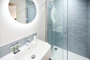 House - Host Stay The Langley Hotel Apartment 4 (Whitby)