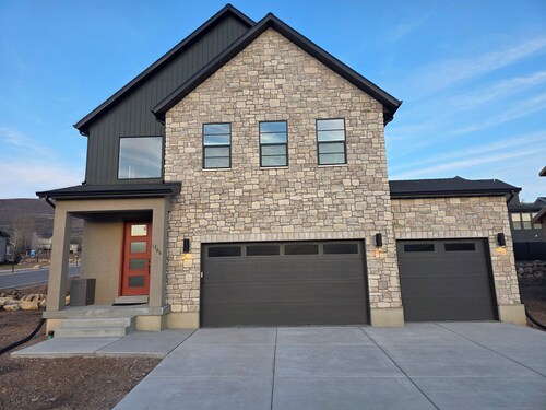 Beautiful New 5 Bedroom House in Charming Heber City Utah - Sleeps 19!