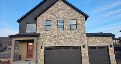 Beautiful New 5 Bedroom House in Charming Heber City Utah - Sleeps 19!