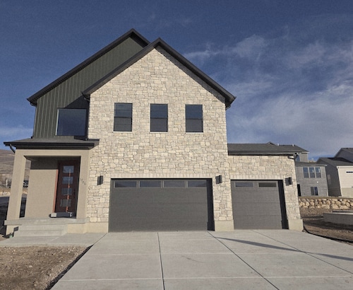 Beautiful New 5 Bedroom House in Charming Heber City Utah - Sleeps 19!