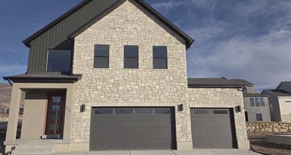 Beautiful New 5 Bedroom House in Charming Heber City Utah - Sleeps 19!