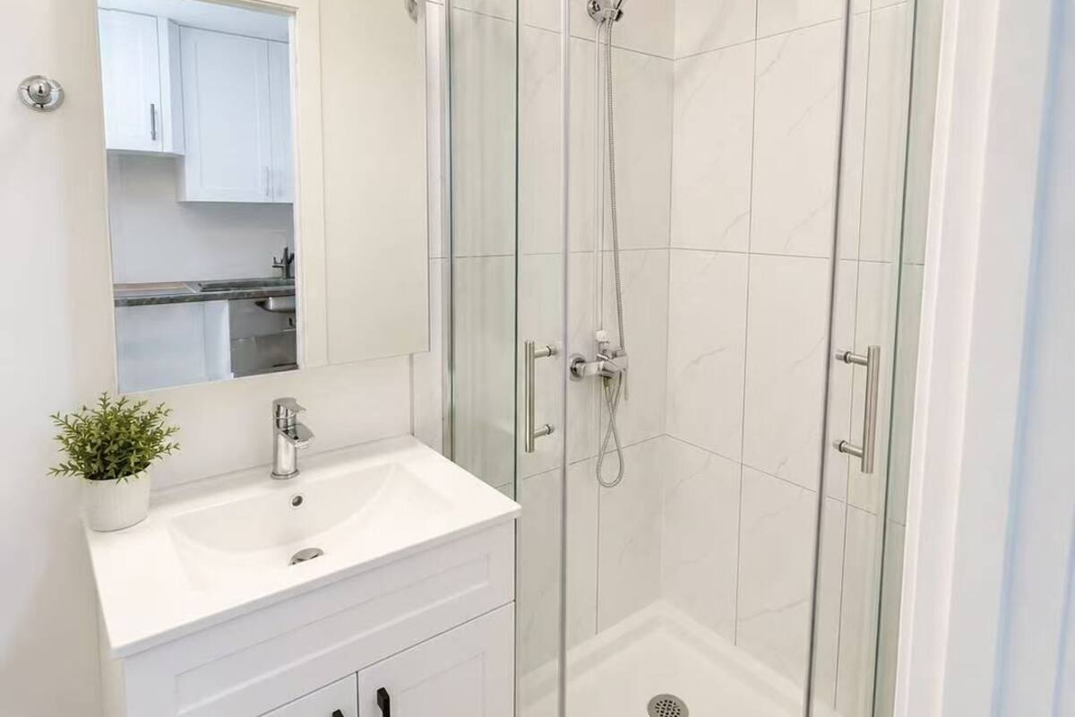 Ducha, secador de pelo, toallas, shampoo