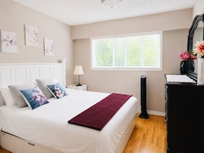 WiFi (free), bed sheets - Cozy 3BR Villa Garden View Beach (Surrey)