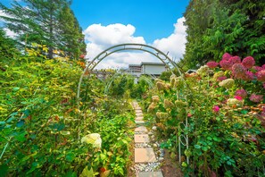 Exterior - Cozy 3BR Villa Garden View Beach (Surrey)