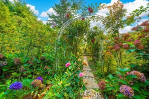 Exterior - Cozy 3BR Villa Garden View Beach (Surrey)