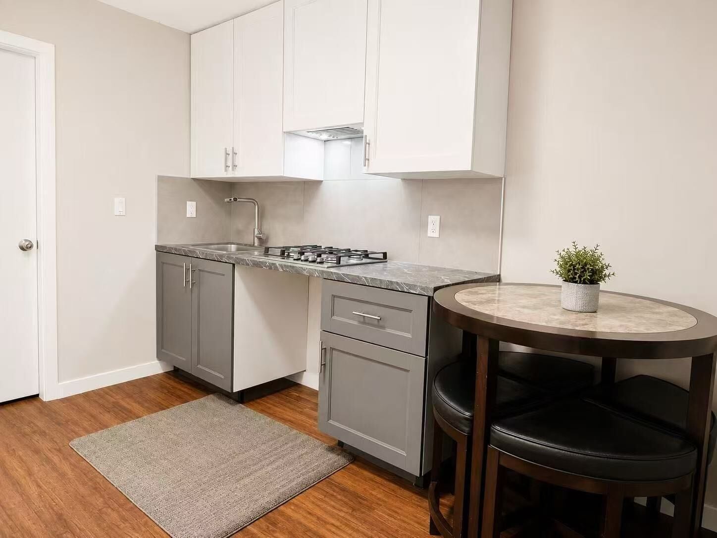 Suite Familiale, vue jardin | Cuisine privée | Réfrigérateur, micro-ondes, plaque de cuisson, bouilloire électrique