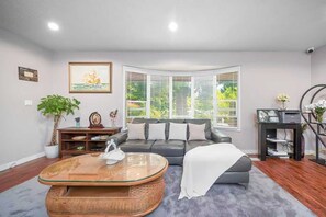 Casa familiar, vista al jardín | Área de sala de estar