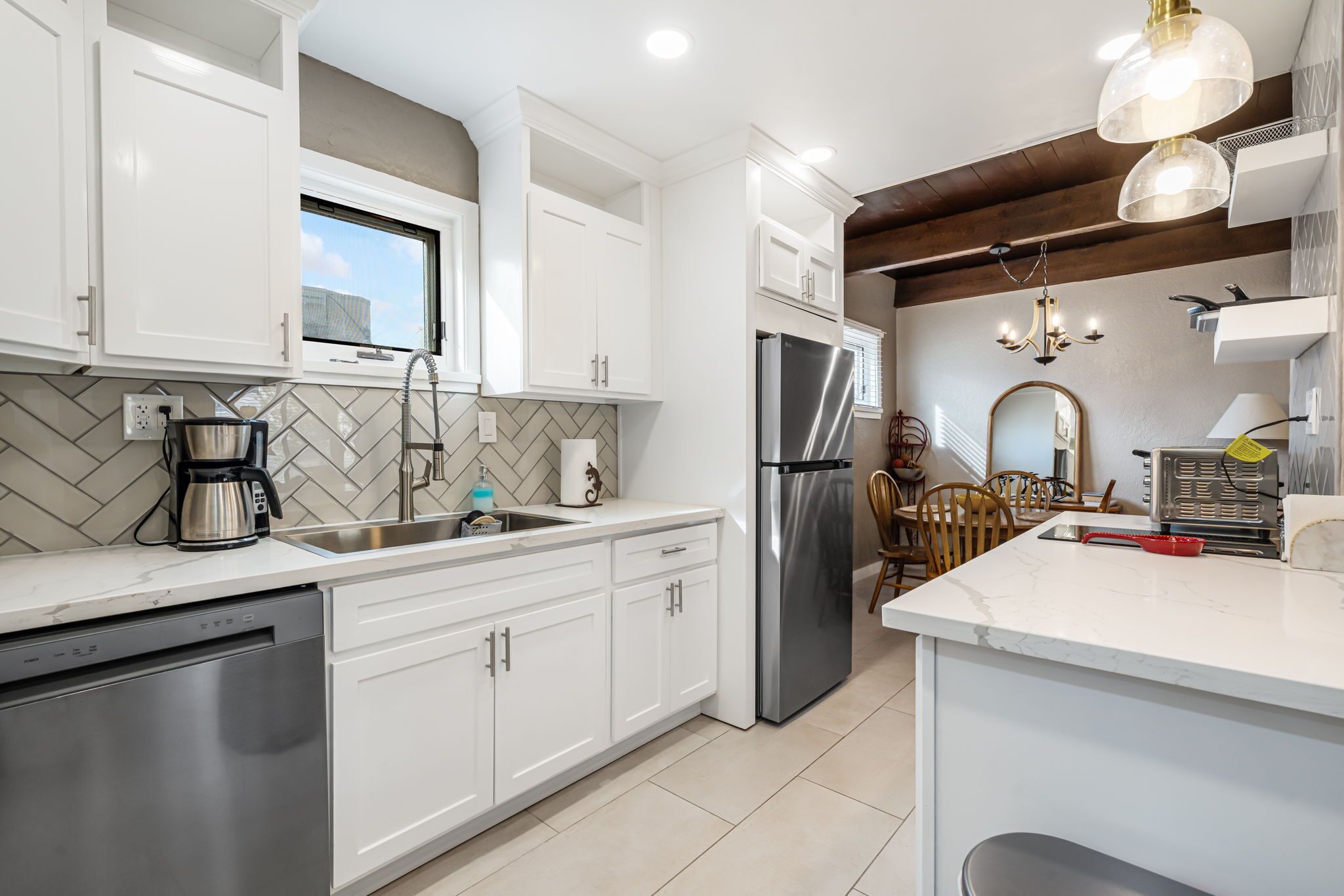 Kylskåp, mikrovågsugn, ugn och spishäll