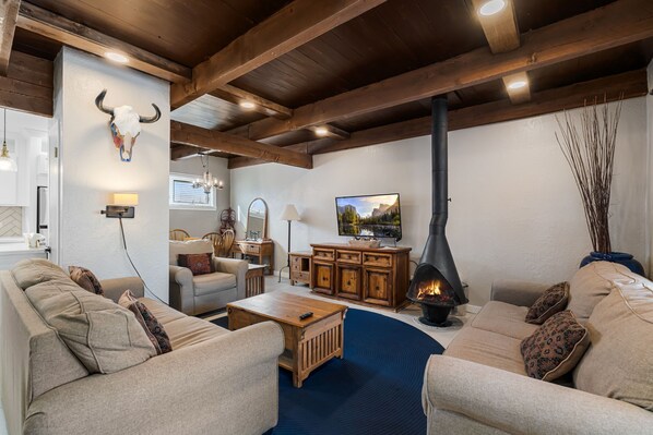 Smart TV, caminetto, lettore DVD