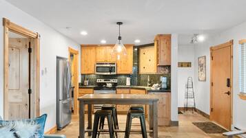 Een koelkast, een magnetron, een oven, een kookplaat