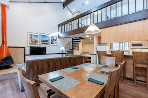Dining - New Year’s Eve 2026! 2BR+Loft at Club Tahoe – Sleeps 6, Fireplace & Hot Tub (Incline Village)