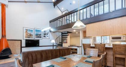 New Year’s Eve 2026! 2BR+Loft at Club Tahoe – Sleeps 6, Fireplace & Hot Tub