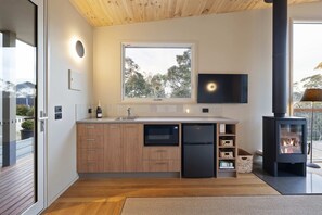 Wasserkocher mit Kaffee-/Teezubehör, Kühlschrank, Mikrowelle, Herdplatte