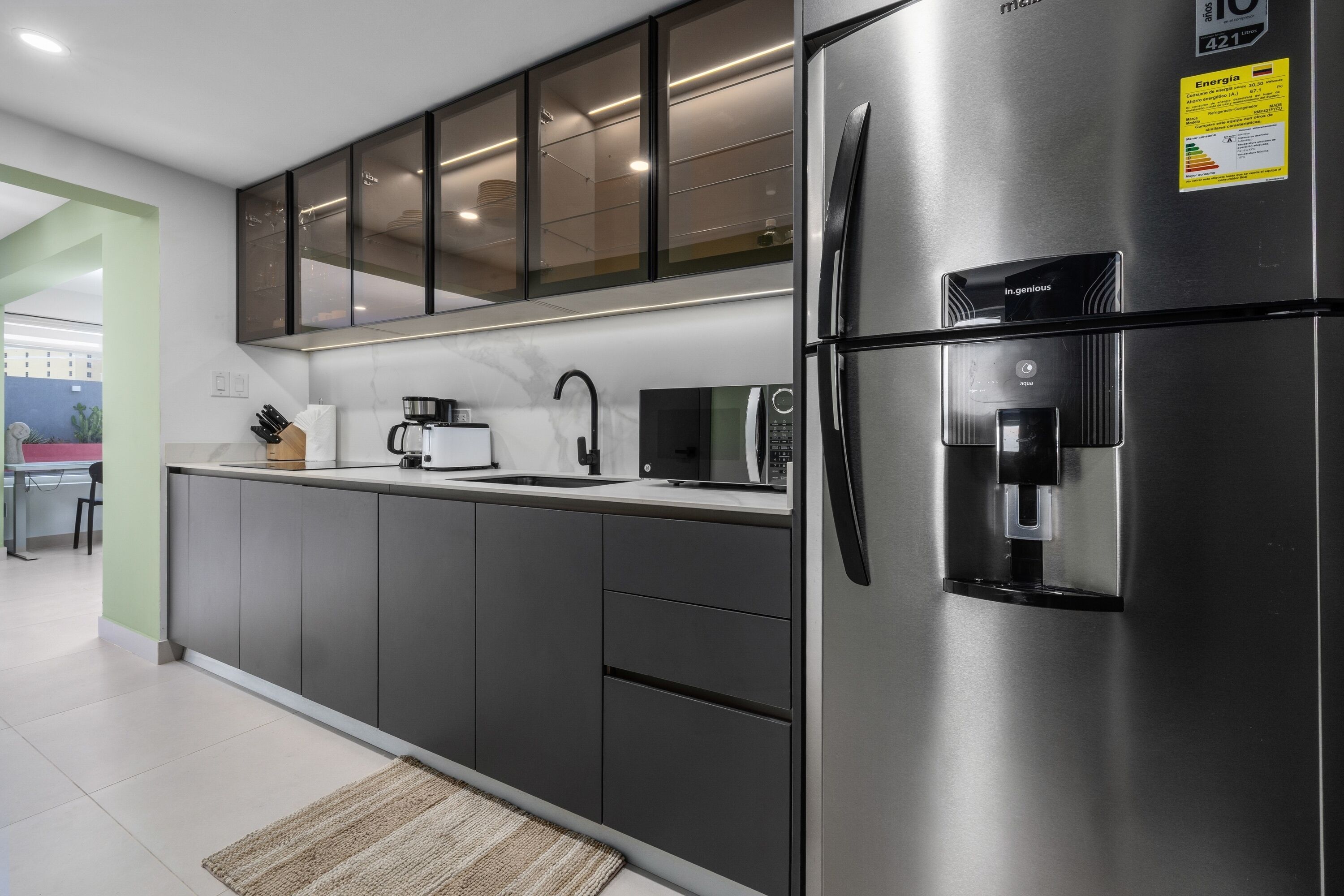 Kjøleskap, mikrobølgeovn, ovn og kokeplater