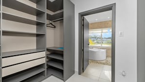 Une salle de bain moderne équipée d’une baignoire, de toilettes et d’un espace douche.