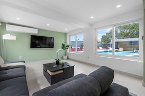 TV - Bakval High Rise Retreat (Bakval)