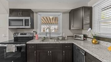 Frigorifero, microonde, forno, piano cottura