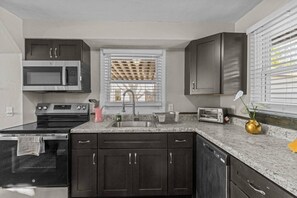 Frigorifero, microonde, forno, piano cottura