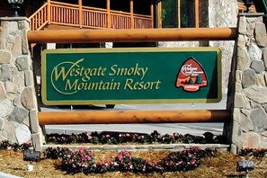 Schild für das Westgate Smoky Mountain Resort, mit Logo und einer Wand aus Stein im Hintergrund.
