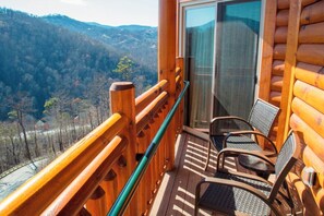 Property grounds - 2BR Mountain Cabin with Balcony, Fireplace & Tub in lovely Gatlinburg (Gatlinburg)