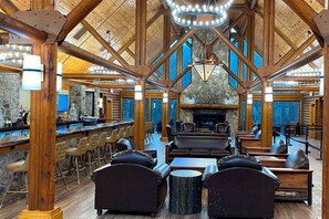 Bar (on property) - 2BR Mountain Cabin with Balcony, Fireplace & Tub in lovely Gatlinburg (Gatlinburg)
