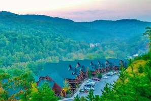 Exterior - 2BR Mountain Cabin with Balcony, Fireplace & Tub in lovely Gatlinburg (Gatlinburg)