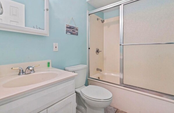 Haartrockner, Handtücher, Seife, Toilettenpapier