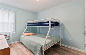 2 多间卧室、办公桌、免费 WiFi、床单