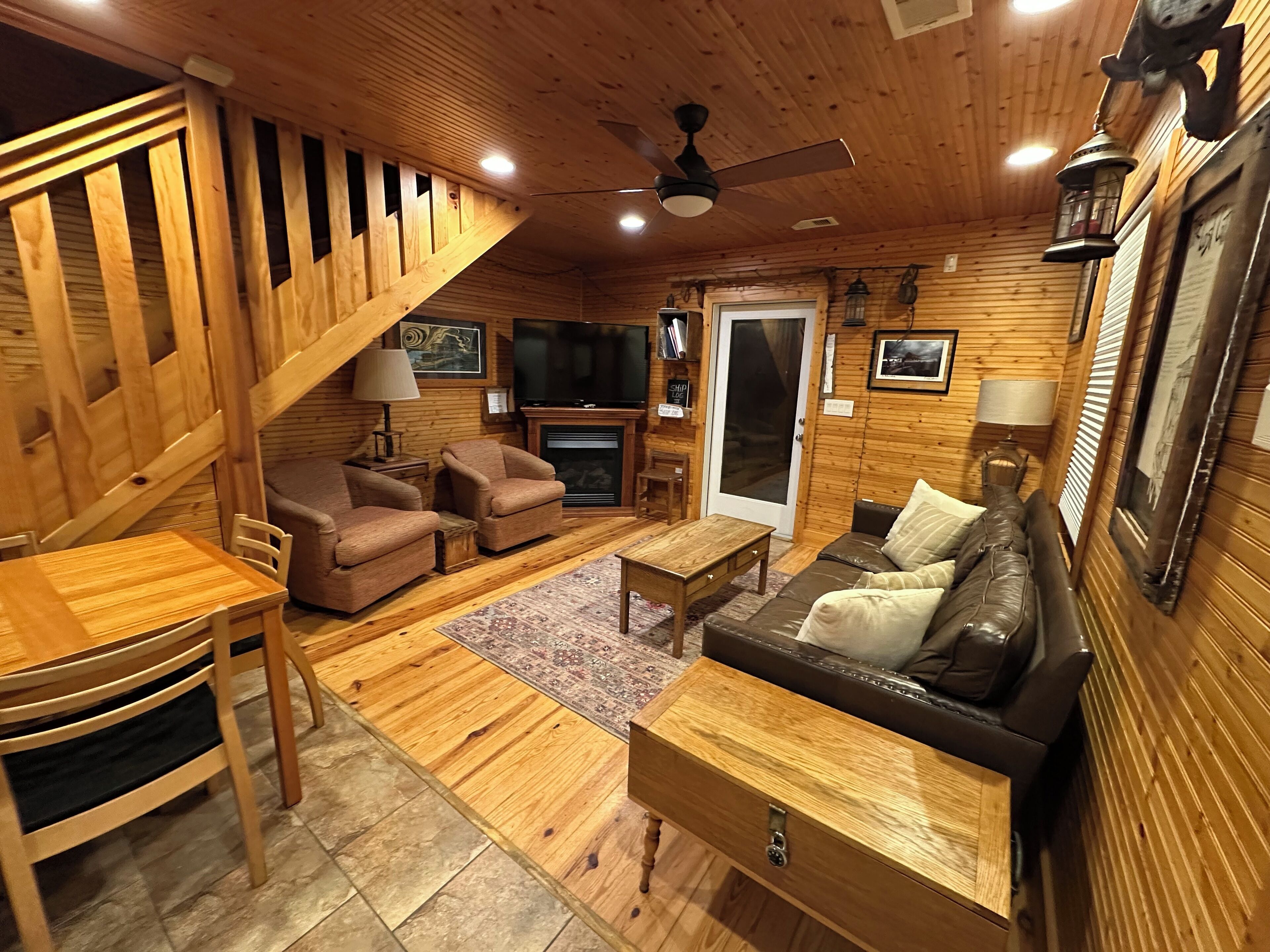 TV, fireplace
