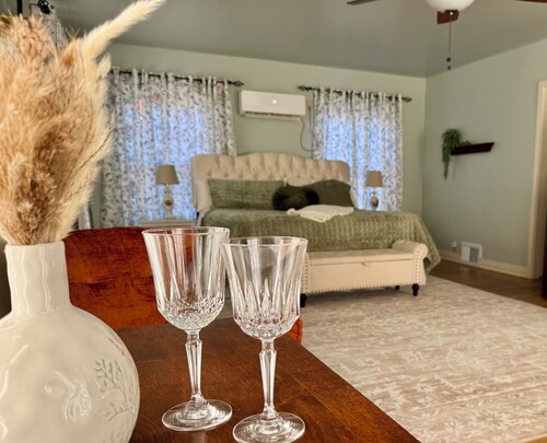 H.D. Franks Guesthouse - Romantic Beautiful 2 Story 1946 Home