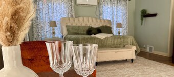 H.D. Franks Guesthouse - Romantic Beautiful 2 Story 1946 Home