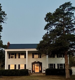 Exterior - Beautiful 2 story 1946 vintage home within walking distance to local shops (Alton)