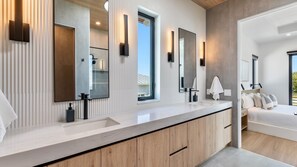 3 chambres, fer et planche à repasser, Wi-Fi gratuit, draps fournis