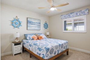 Iron/ironing board, travel crib, free WiFi, bed sheets - PRIME New Listing & TOP RATED HOSTS/Smart TVs/HTD Pool/Bikes/Beach+Fishing Gear+ (Cape Coral)