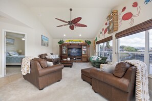 Smart TV, books, stereo - PRIME New Listing & TOP RATED HOSTS/Smart TVs/HTD Pool/Bikes/Beach+Fishing Gear+ (Cape Coral)