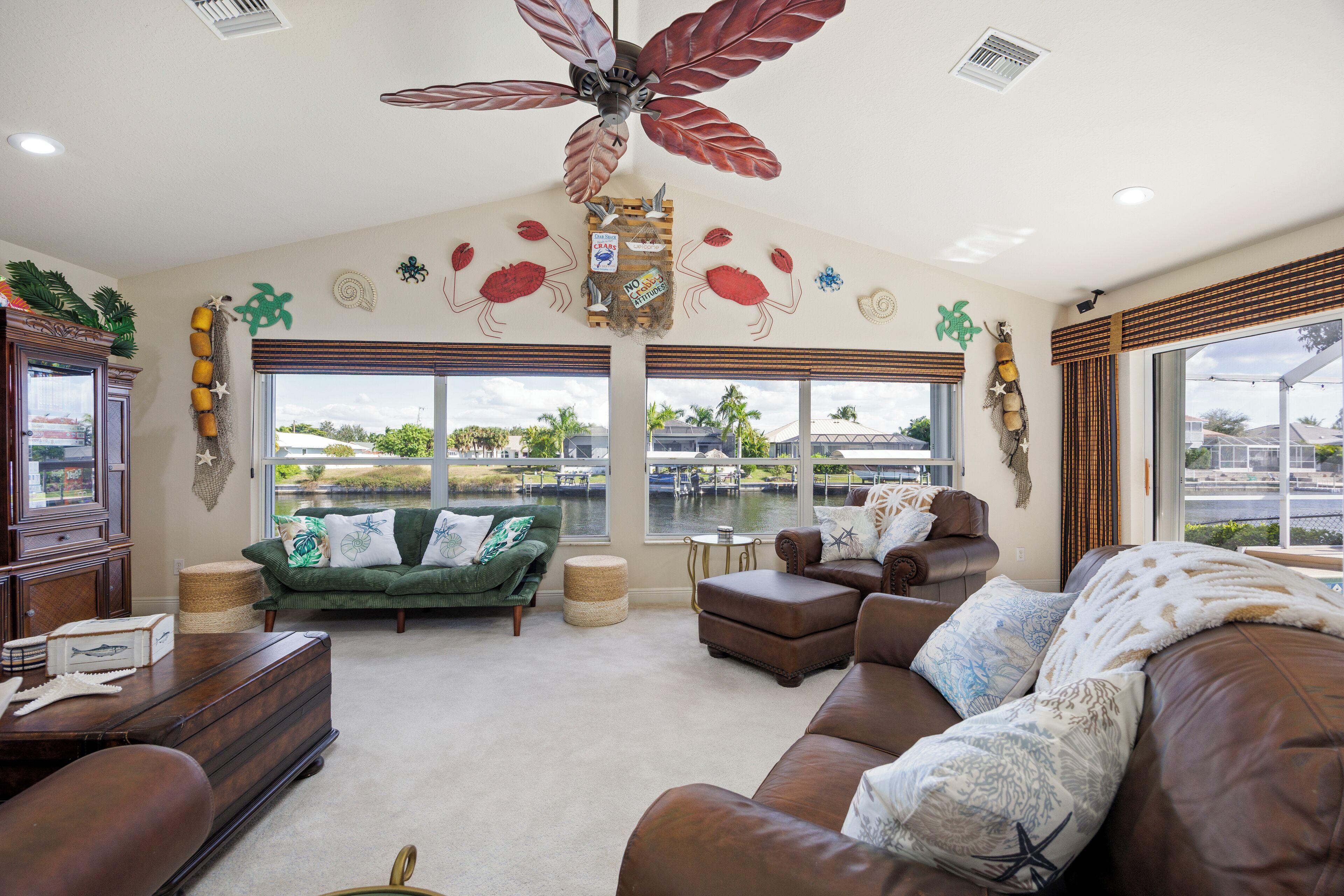 Smart-TV, Bücher, Stereoanlage