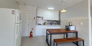 Fridge, microwave, cookware/dishes/utensils - Gold Family Condo & Pet Resort (Yongin)