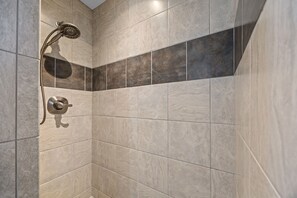 Shower, towels - Finn Tales: Dog Friendly, Soundside, Village Beach Club Access (Nags Head)